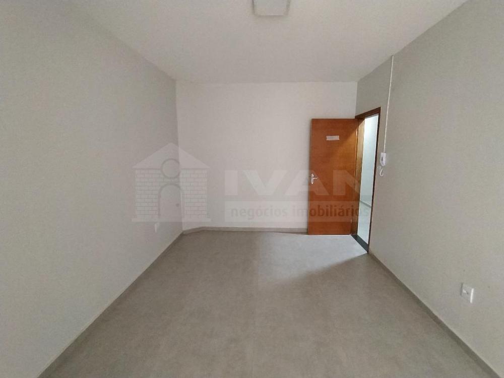 Alugar Apartamento / Quitinete em Uberlândia R$ 625,00 - Foto 2