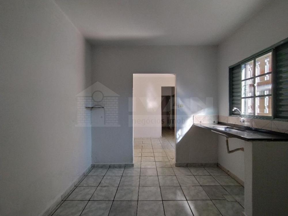 Alugar Casa / Padrão em Uberlândia R$ 600,00 - Foto 5