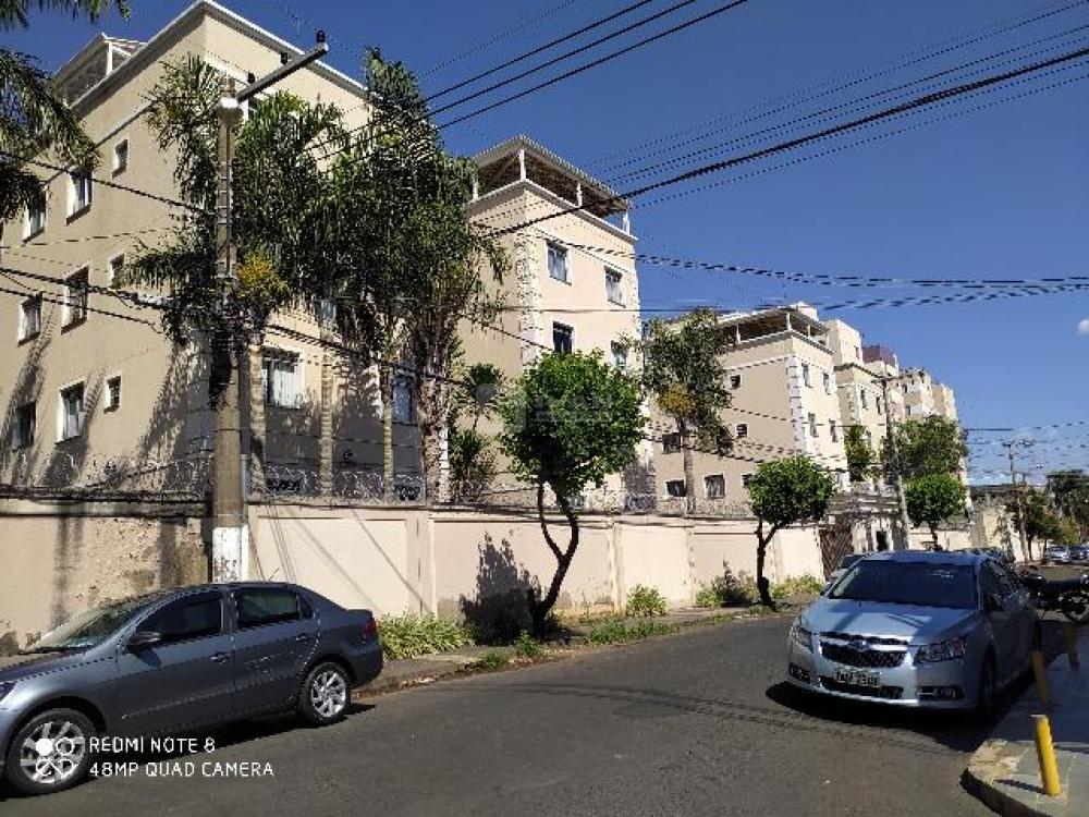 Alugar Apartamento / Padrão em Uberlândia R$ 750,00 - Foto 2