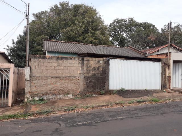 Terreno com casa simples no Bairro Brasil