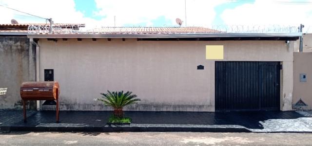 Alugar Casa / Padrão em Uberlândia. apenas R$ 300.000,00