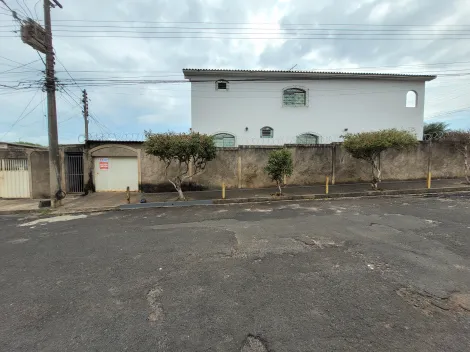 Casa Estilo Sobrado para locação e venda no bairro Osvaldo Em Uberlândia.
