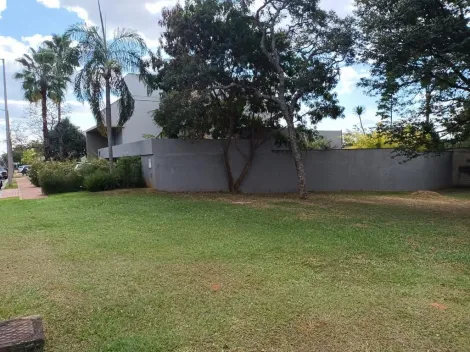 Terreno para Venda em condomínio fechado no Bairro Jardim Karaiba