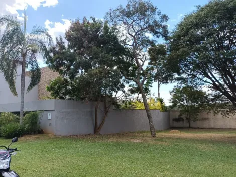 Terreno para Venda em condomínio fechado no Bairro Jardim Karaiba